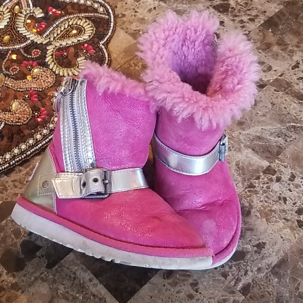 Girls pink ugg boots 💕